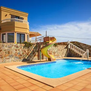 Villa Cuevas, Tías